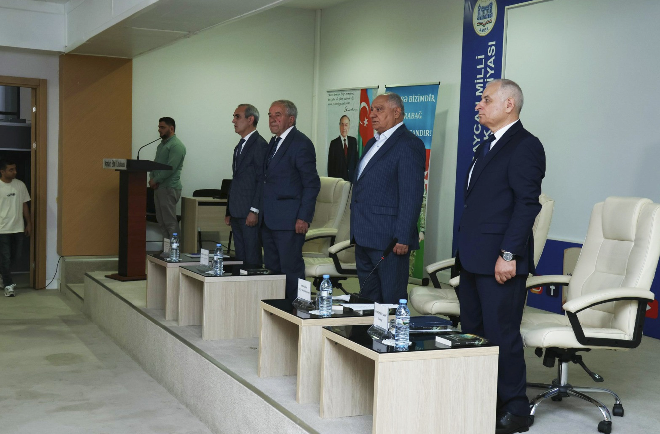 Bahəddin Həzinin “Göyün cazibə qüvvəsi” kitabının təqdimatı oldu (FOTO)